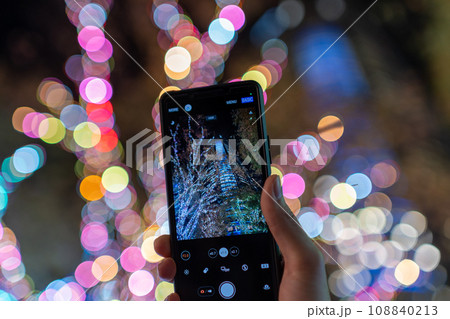 イルミネーションをスマホで撮影する人 イルミネーションをスマホで撮影する人 108840213