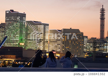 友人たちと楽しむみなとみらいの風景 友人たちと楽しむみなとみらいの風景 108841302