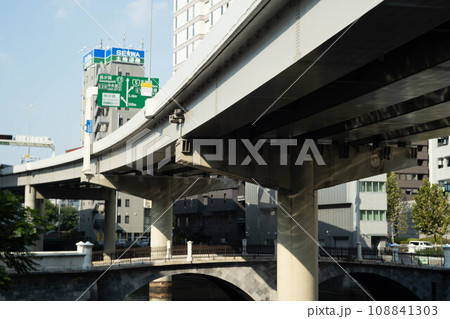 東京の日本橋にある高速道路 108841303