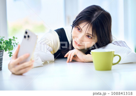 スマホを操作する女性 スマホを操作する女性 108841318