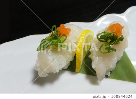 歯ごたえのある旨みをにぎり寿司で味わう、ふぐの刺身の写真 歯ごたえのある旨みをにぎり寿司で味わう、ふぐの刺身の写真 108844624