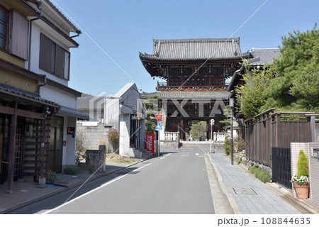 清涼寺 参道と仁王門 京都市右京区嵯峨 清涼寺 参道と仁王門 京都市右京区嵯峨 108844635