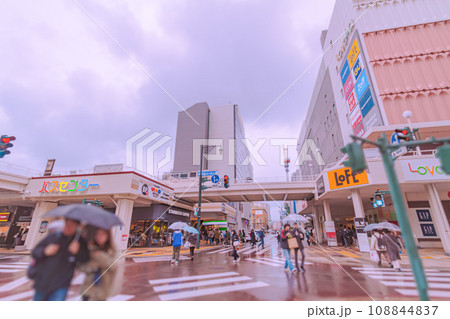 雨の日の万代の街並み 雨の日の万代の街並み 108844837