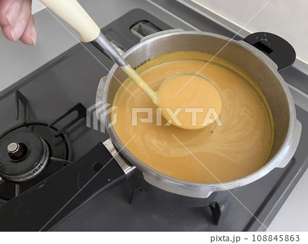 バターナッツカボチャのポタージュスープ バターナッツカボチャのポタージュスープ 108845863