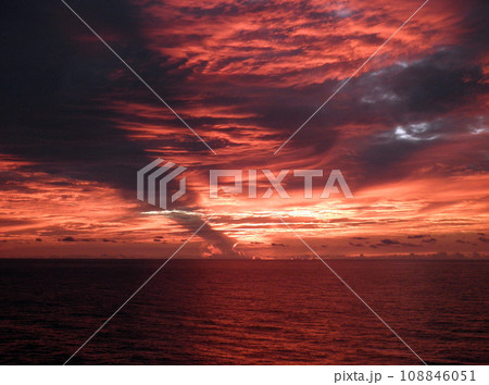 Red light after the sunset over the wide open pacific ocean 108846051