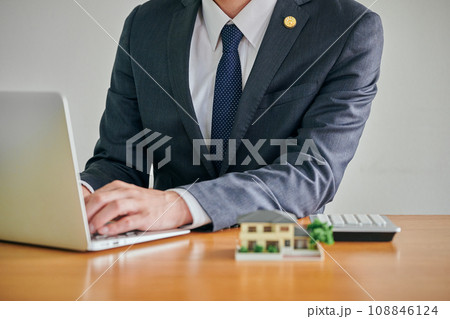 実家の空き家問題について調査する男性弁護士 108846124