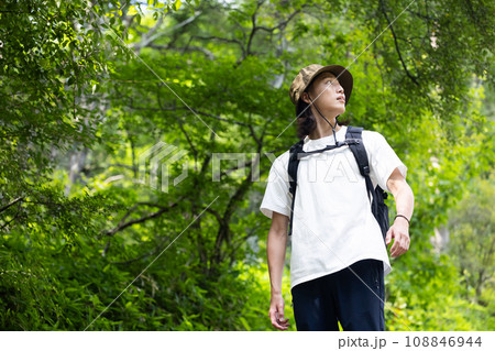 ハイキングを楽しむ若い男性 ハイキングを楽しむ若い男性 108846944