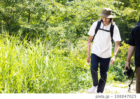 ハイキングを楽しむ若い男性 108847025