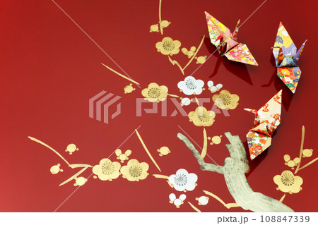 金色の梅の花と祝い折り鶴 金色の梅の花と祝い折り鶴 108847339