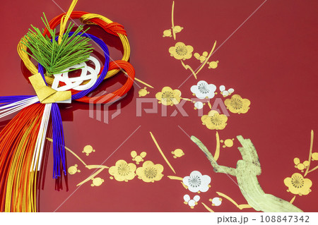 金色の梅の花と水引き飾り 金色の梅の花と水引き飾り 108847342
