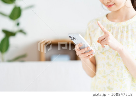 スマホを操作する女性。 108847518