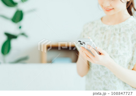 スマホを操作する女性。(パーツモデル) スマホを操作する女性。(パーツモデル) 108847727