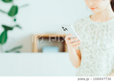 スマホを操作する女性。（パーツモデル） 108847736
