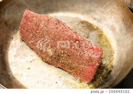 ローストビーフ 焼く 108848182
