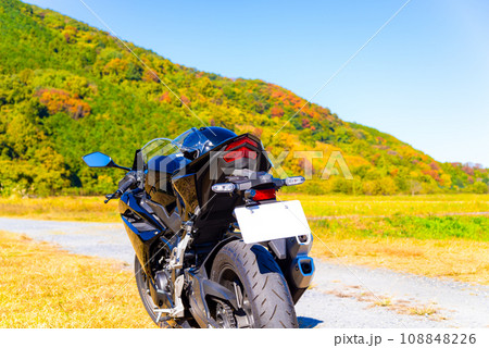 秋のバイクツーリング 色付く里山の自然の背景　c-2 高彩度 108848226