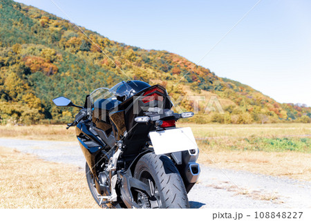 秋のバイクツーリング 色付く里山の自然の背景 c-3 クールライトカラー 秋のバイクツーリング 色付く里山の自然の背景 c-3 クールライトカラー 108848227