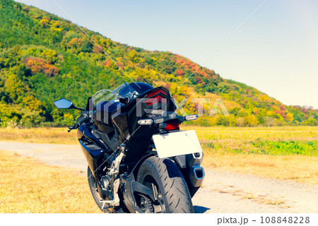 秋のバイクツーリング 色付く里山の自然の背景　c-4 暖色寒色強調 108848228