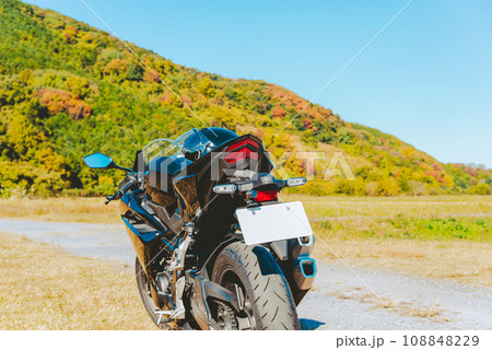 秋のバイクツーリング 色付く里山の自然の背景　c-5 フィルム調 108848229