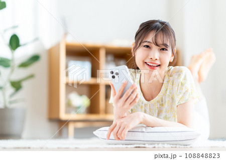 リビングスマホを操作する女性。 108848823