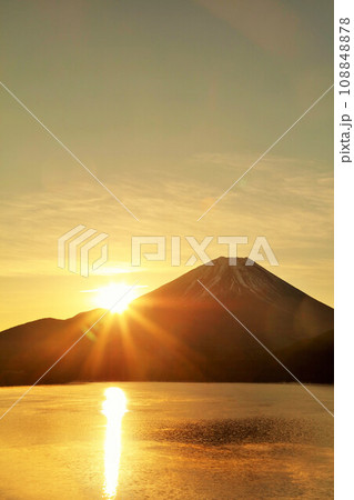 日本の夜明け　富士山と太陽 108848878