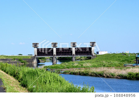 福川が利根川に流れ込む場所に設置された福川水門 福川が利根川に流れ込む場所に設置された福川水門 108848956