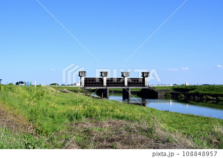 福川が利根川に流れ込む場所に設置された福川水門 108848957