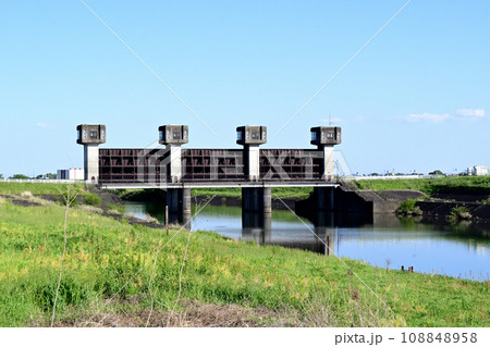 福川が利根川に流れ込む場所に設置された福川水門 福川が利根川に流れ込む場所に設置された福川水門 108848958