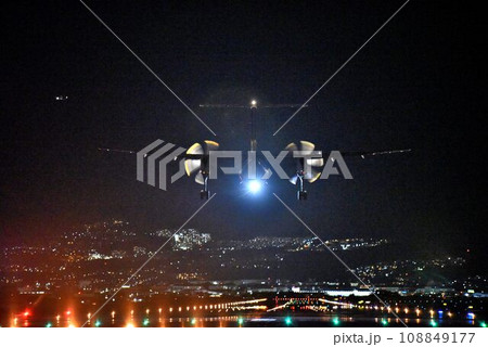 大阪空港　千里川土手　迫力の夜間着陸　風景 108849177
