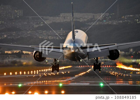 大阪空港 千里川土手 迫力の夜間着陸 風景 大阪空港 千里川土手 迫力の夜間着陸 風景 108849185