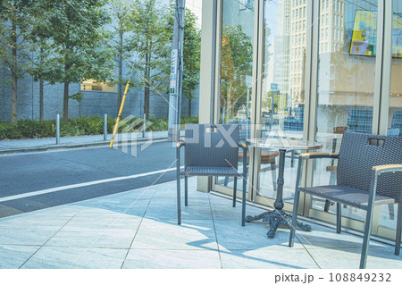 屋外テラスに置かれた椅子 108849232