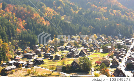 白川郷　世界遺産　合掌造り紅葉風景 108849278