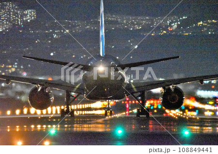 大阪空港 千里川土手 迫力の夜間着陸 風景 大阪空港 千里川土手 迫力の夜間着陸 風景 108849441
