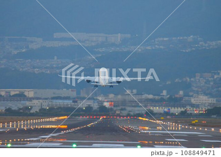 大阪空港 千里川堤防 離着陸夕景 大阪空港 千里川堤防 離着陸夕景 108849471