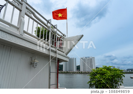 ベトナム　ハロン湾クルーズのクルーズ船の船室のプライベートデッキ 108849859