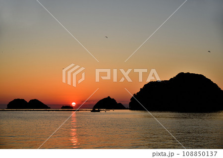 道瀬海岸からの朝日(紀の松島・熊野灘を望む)　【三重県北牟婁郡紀北町】 108850137