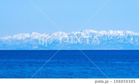 富山湾越しの立山連峰（灘浦海岸より） 108850385