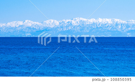富山湾越しの立山連峰（灘浦海岸より） 108850395