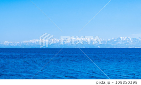 富山湾越しの立山連峰（灘浦海岸より） 108850398