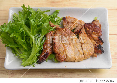 豚ロースの味噌漬け焼き 豚ロースの味噌漬け焼き 108850783