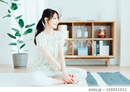 リビングでくつろぐ女性。 リビングでくつろぐ女性。 108851012