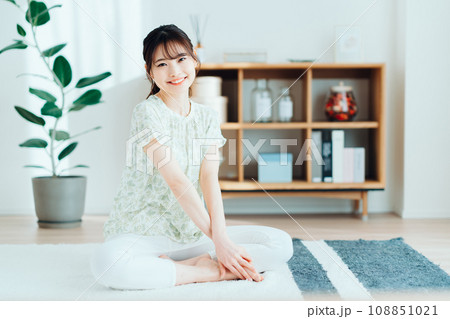 リビングでくつろぐ女性。 リビングでくつろぐ女性。 108851021