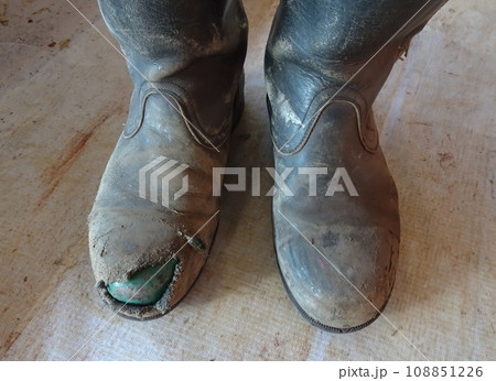 皮が破けて鉄心が露出した安全靴 108851226