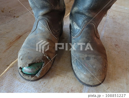 皮が破けて鉄心が露出した安全靴 108851227