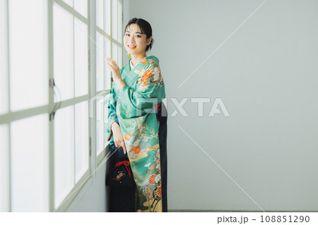 振袖に袴を着た女性 振袖に袴を着た女性 108851290