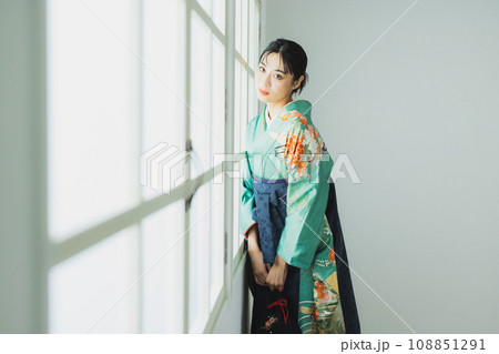 振袖に袴を着た女性 108851291