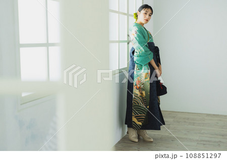 振袖に袴を着た女性 振袖に袴を着た女性 108851297