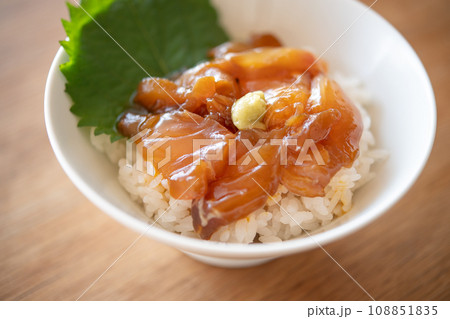 真鯛の漬け丼 108851835