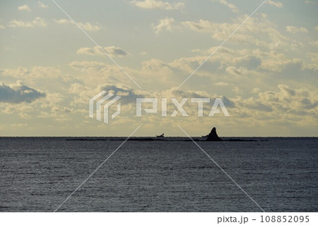 夜明けの茅ヶ崎の海 108852095