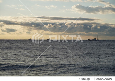 夜明けの茅ヶ崎の海 夜明けの茅ヶ崎の海 108852889