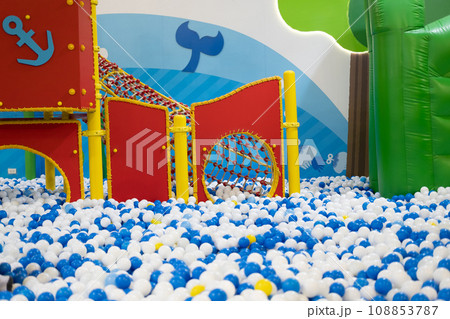 There are many small balls for children to play with. 108853787